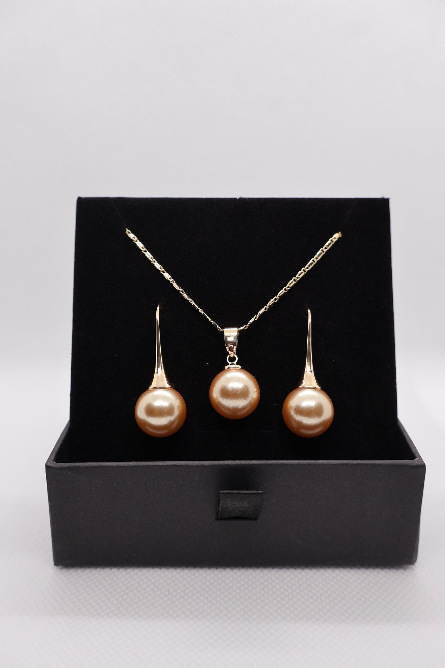 Tilomai Pearl Set